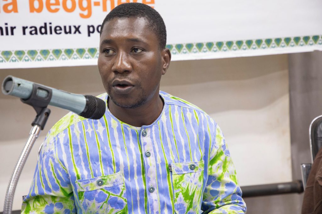 Monsieur Boubié Ido, Conseiller Technique, prononçant le discours de Madame la Gouverneure de la région du Guiriko lors de la cérémonie d'ouverture de la retraite des communautés