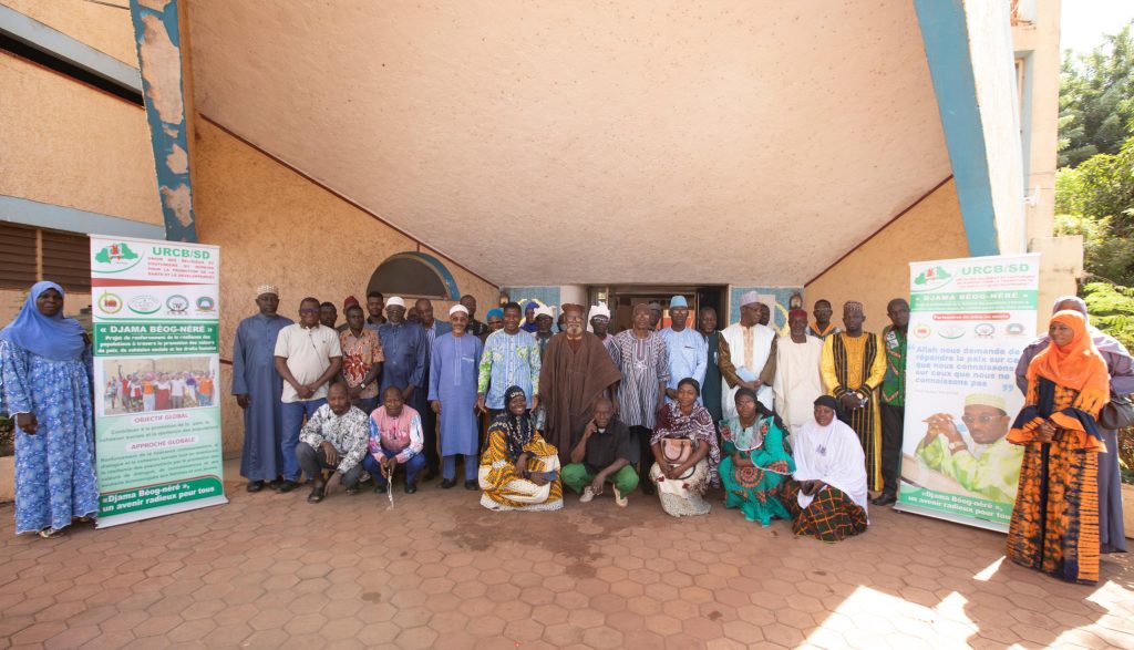 Une photo indiquant l'ensemble des  participantes-s à la retraite des communautés religieuses et coutumières à Bobo-Dioulasso