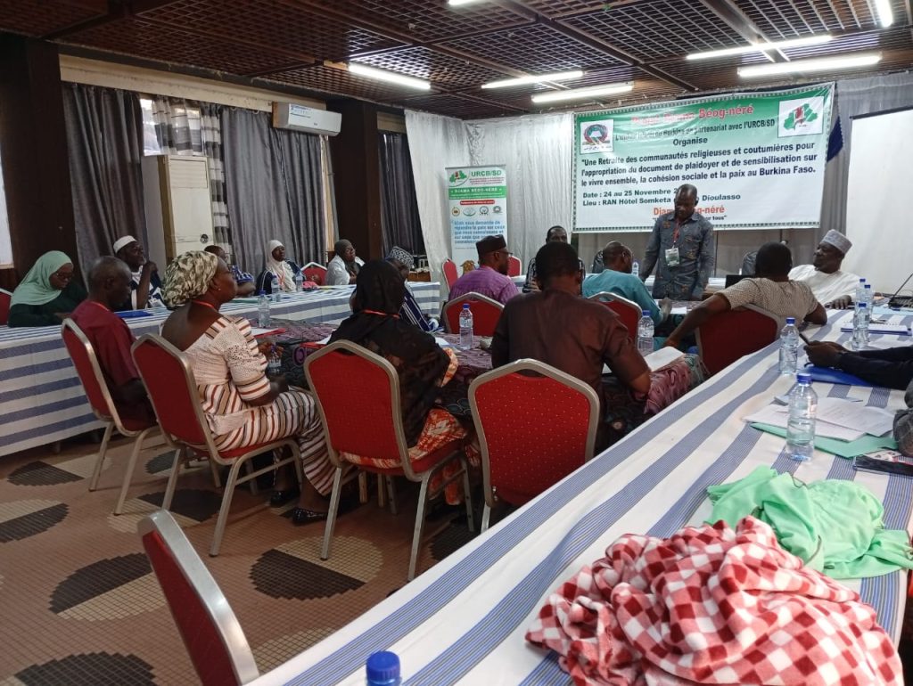 Les communautés se réunissent en plénière pour échanger sur les mécanismes de cohésion sociale et de vivre ensemble au Burkina Faso