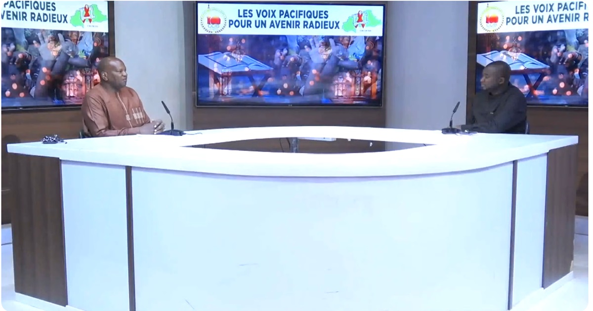 L'imam Tiégo TIEMTORE et Mahamadi OUEDRAOGO animant le plateau télé du n°2 de l'émission Djama Béog Néré Les voix pacifiques pour un avenir radieux pour tous